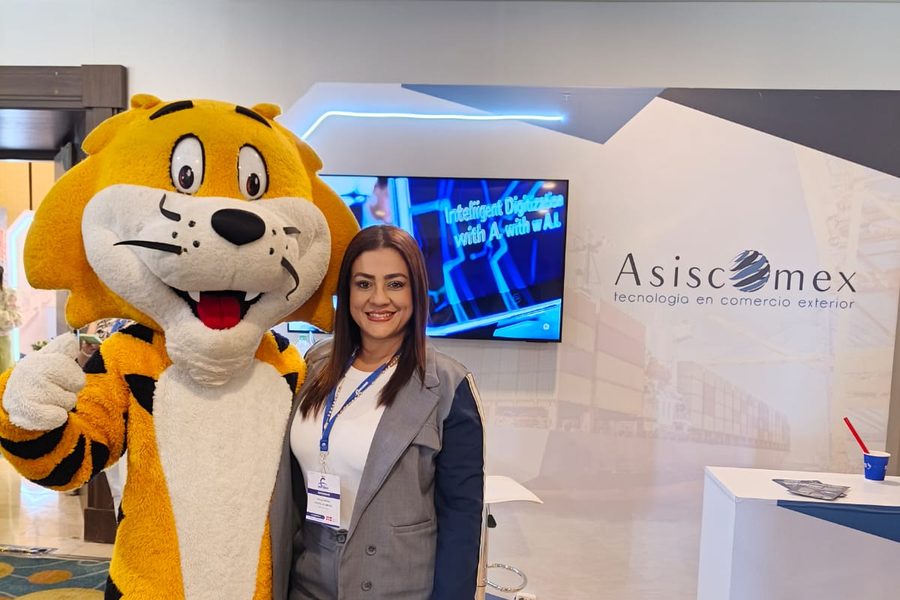 Con la mascota del evento