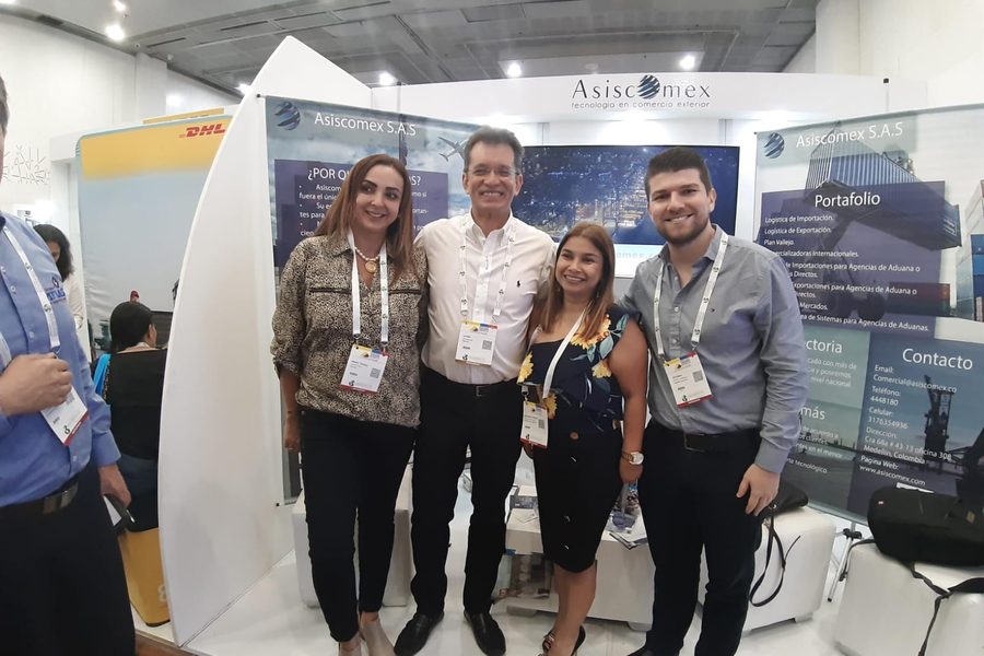 El equipo de Asiscomex en su stand