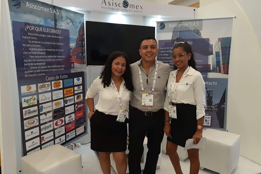 El equipo atendiendo el stand