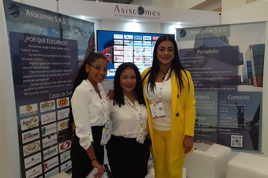 El equipo atendiendo el stand